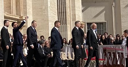Oburzenie po zachowaniu Hołowni w Watykanie. Jest reakcja
