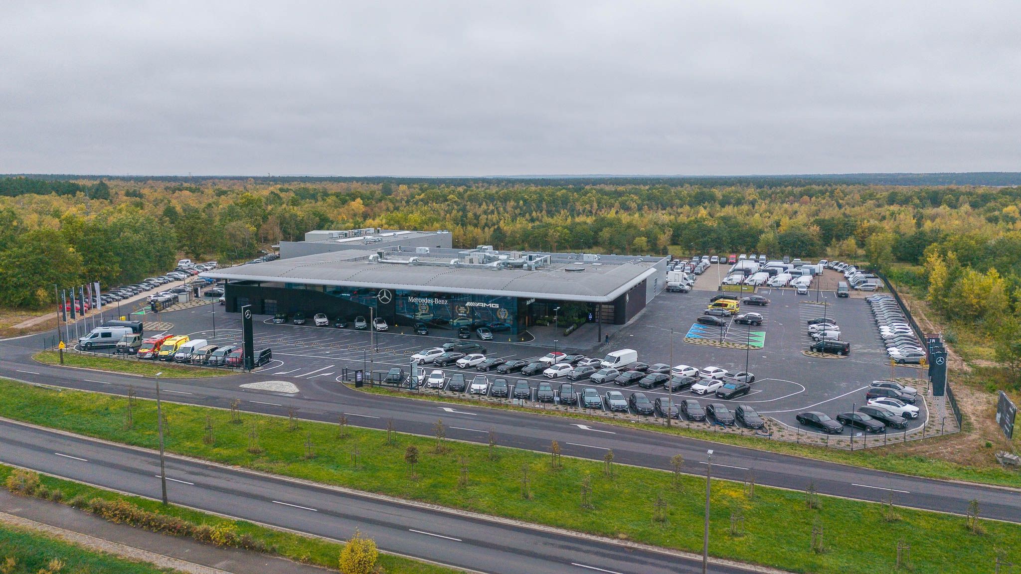 Firma Auto Frelik otworzyła nowy salon i serwis Mercedes-Benz przy Szosie Bydgoskiej 104 w Toruniu. Kompleks o powierzchni około 6 tys. m kw. powstał w Strefie Inwestycyjnej Toruń-Zachód