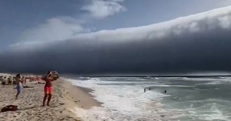 Ludzie patrzeli jak osłupieni. Niezwykły widok na plaży