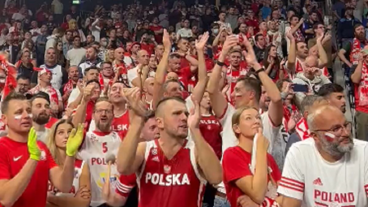 Zdjęcie okładkowe artykułu: Twitter / KoszKadra / Na zdjęciu: kibice reprezentacji Polski