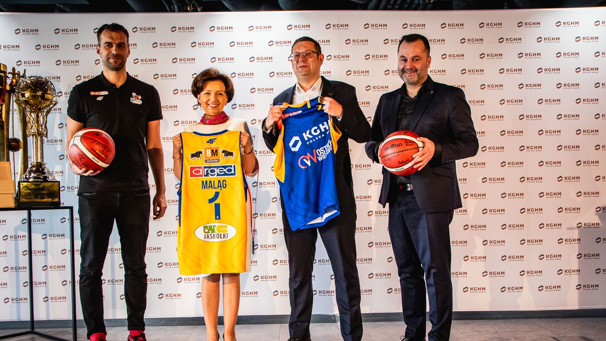 Materiały prasowe / Rafał Jakubowicz / Na zdjęciu: minister Marlena Maląg z władzami Arged BM Stali Ostrów