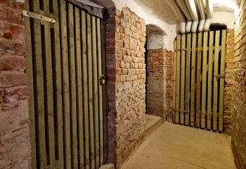 Schron przy domu to coraz popularniejsze rozwiązanie. Koszty mogą jednak odstraszyć