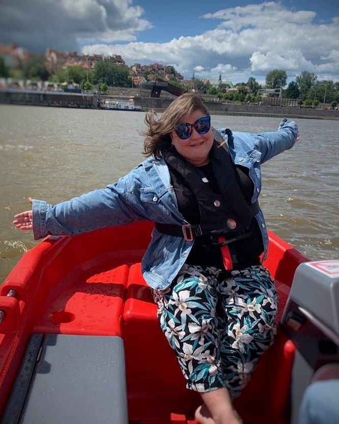 Dominika Gwit i jej różowy flaming wspominają wakacje na Mazurach