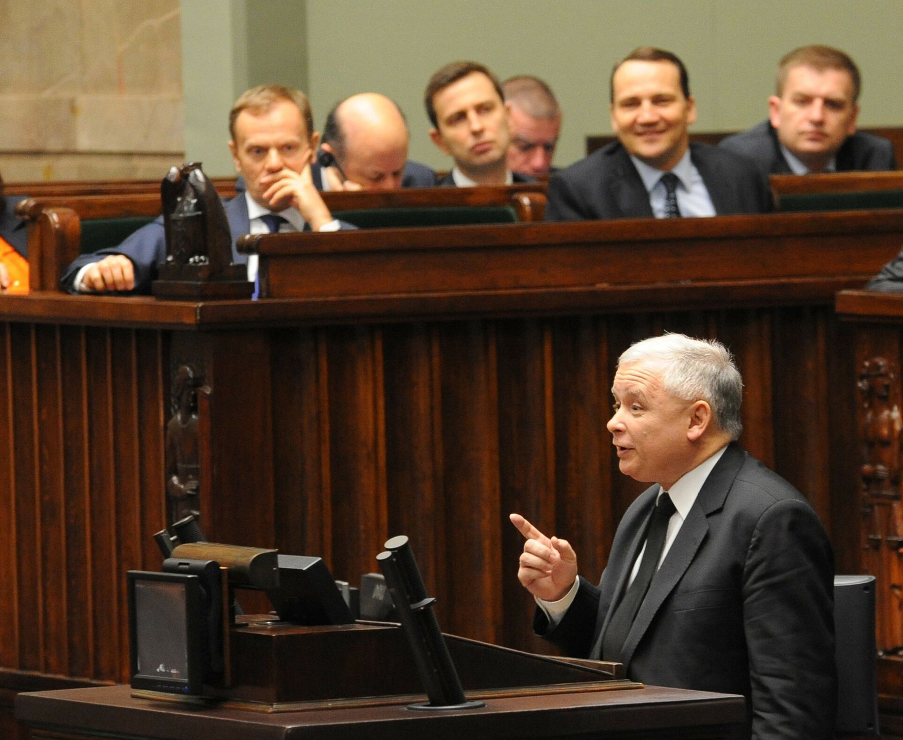Dekadę temu w Sejmie - debata ws. referendum emerytalnego. Na zdjęciu Jarosław Kaczyński oraz ówczesny premier Donald Tusk i szef MSZ Radosław Sikorski