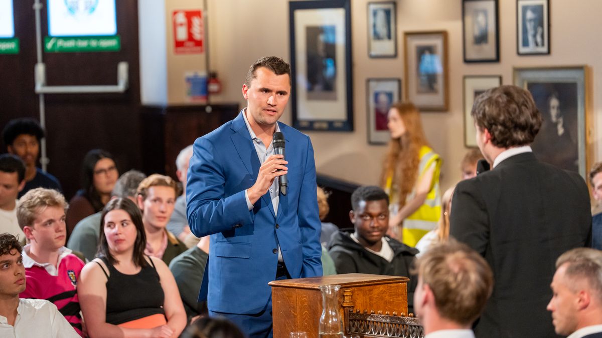 Charlie Kirk  podczas debaty ze studentami The Cambridge Union
