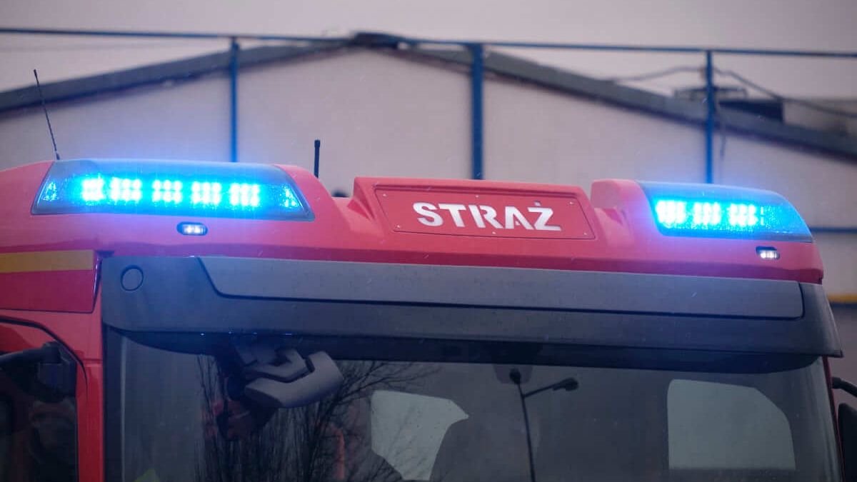 Wóz strażacki na sygnałach straż pożarna