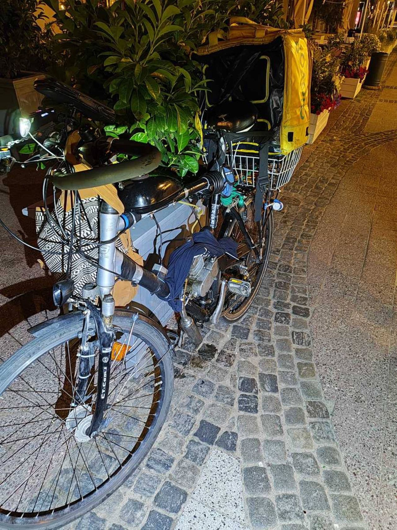 Przerobił rower na motorower. Zamiast światła miał znicz