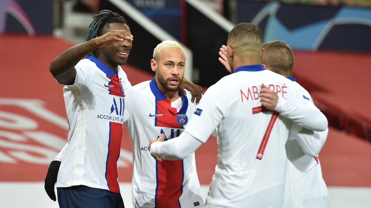 piłkarze Paris Saint-Germain cieszą się z gola Neymara