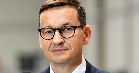 Nocne wpisy premiera. O kryzysach, Scholzu i fake newsach