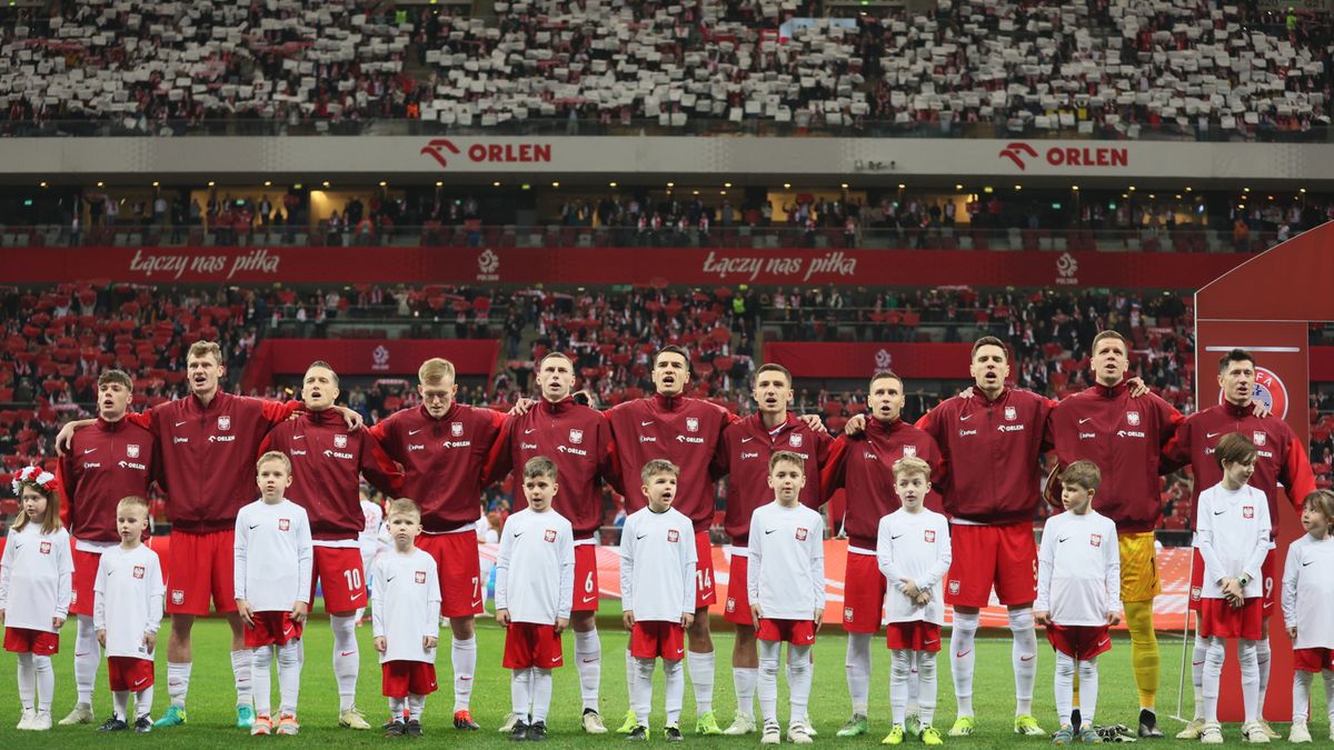 Polscy piłkarze i kibice na meczu z Estonią
