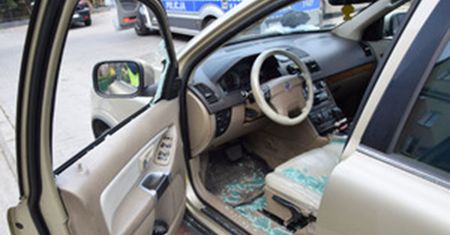 Krok od tragedii. Dziecko zatrzaśnięte w rozgrzanym aucie