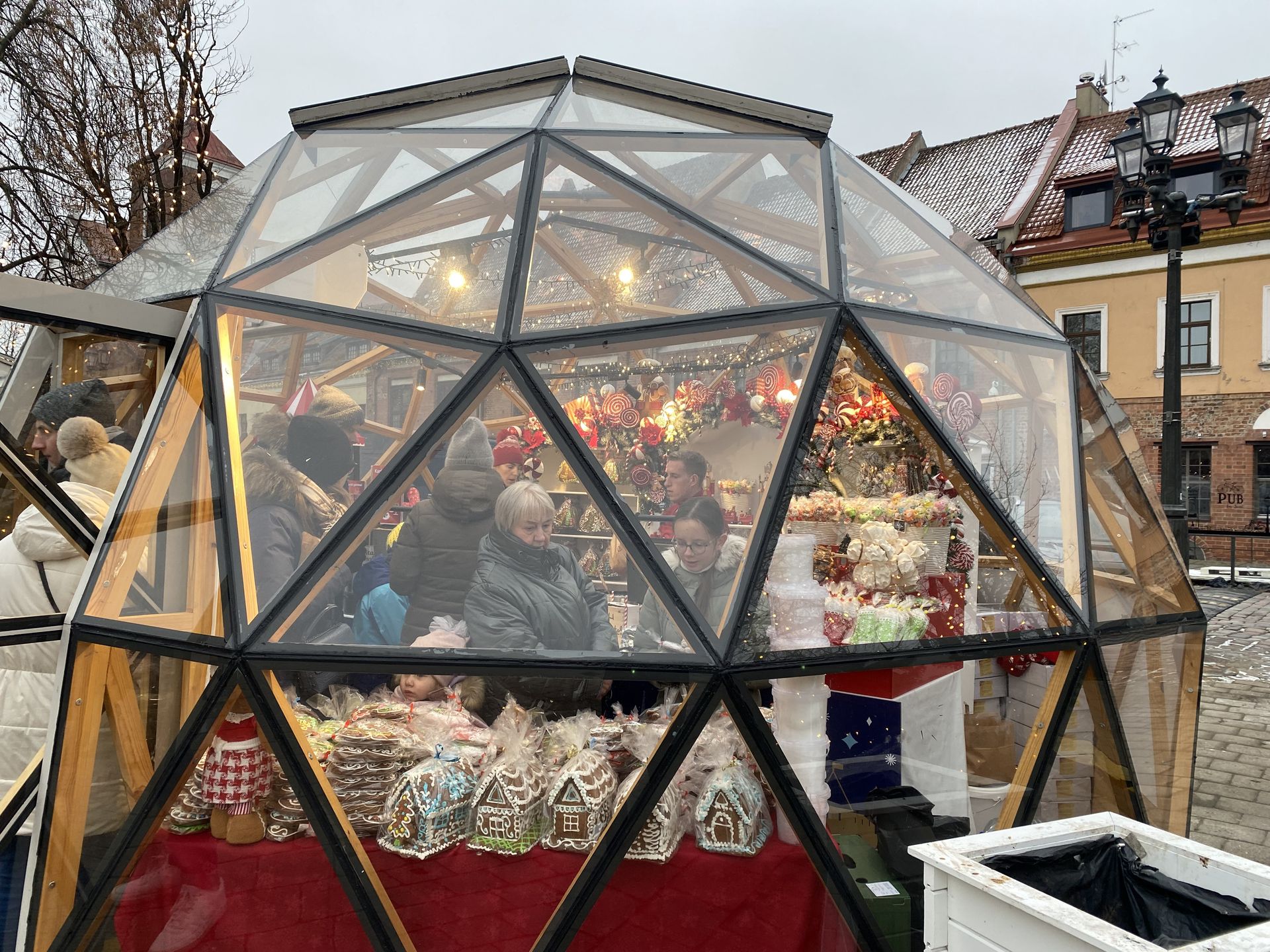 Przezroczyste igloo wyglądają znacznie ciekawiej niż zwykłe drewniane budki 