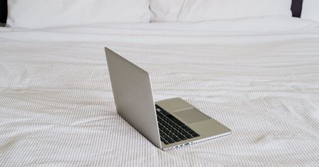 Sextortion ciągle w użyciu. Oszuści straszą, że nagrali cię przed komputerem