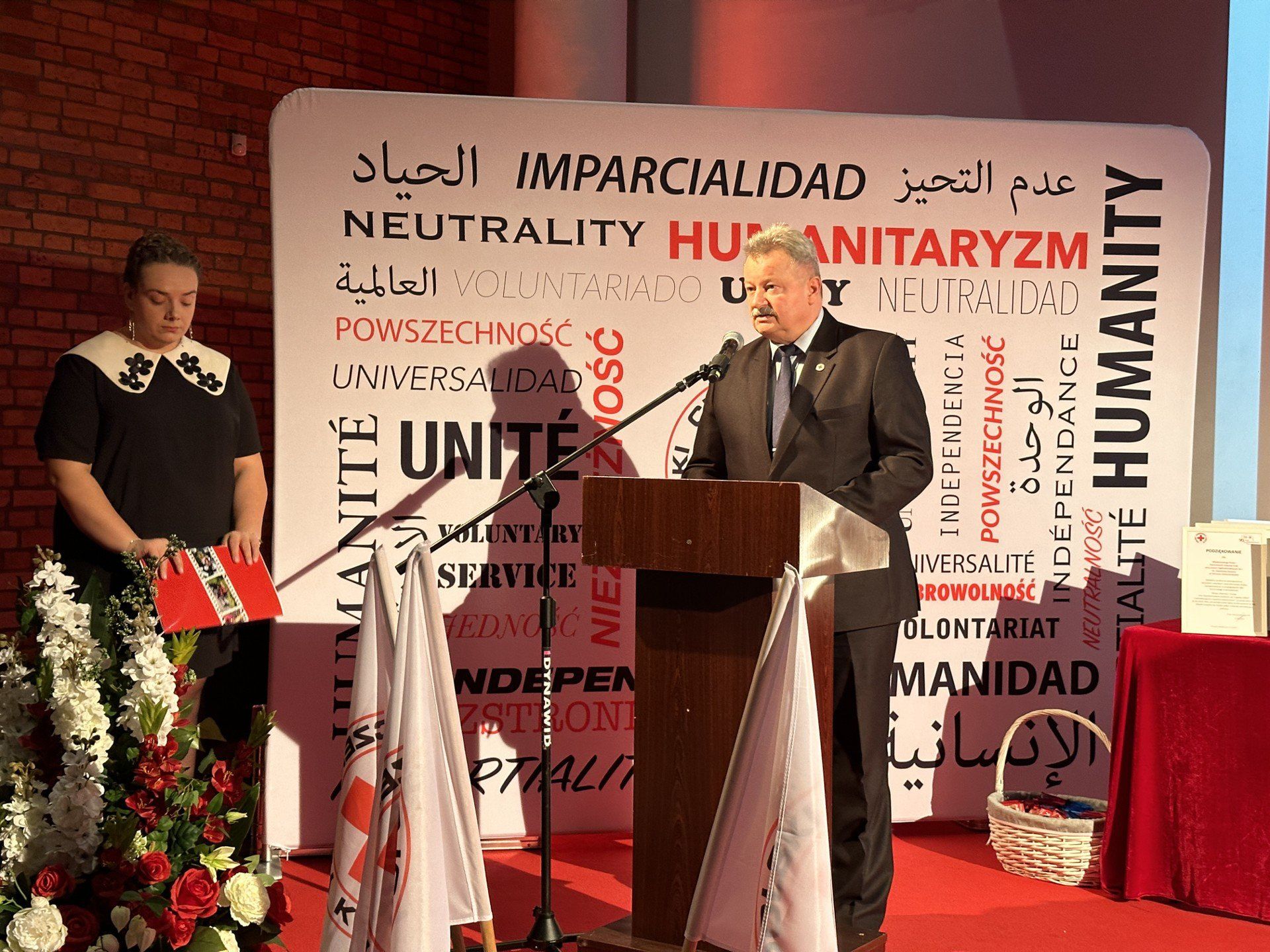 Czesław Golis prezes Polskiego Czerwonego Krzyża w Ostrowcu przypomniał czym jest honorowe krwiodawstwo