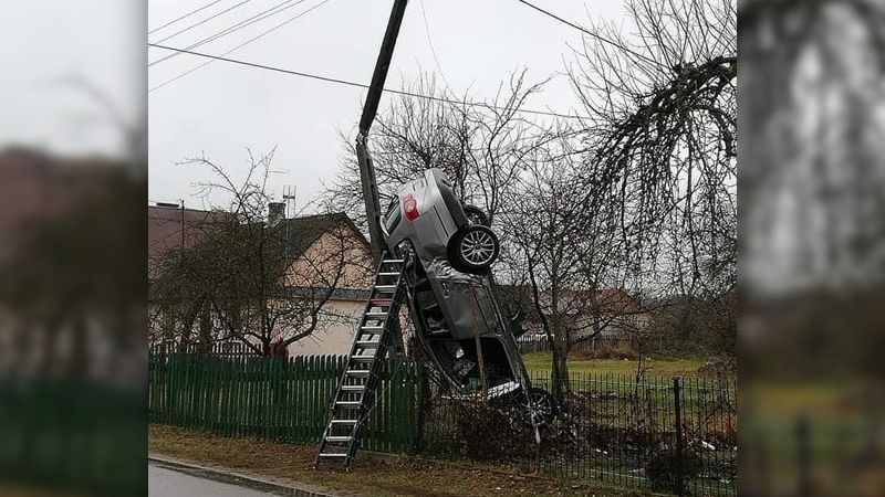 Samochód zawisł na słupie elektrycznym