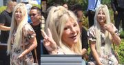 Nieruchoma twarz Tori Spelling zaszczyca swoją obecnością wyścigi samochodowe w Beverly Hills (ZDJĘCIA)