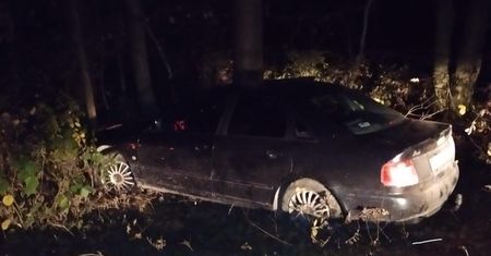 Rozbił się o drzewo. Pijany kierowca uciekał przed policją