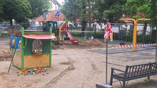 Poznań: Na plac zabaw wjechały prawdziwe koparki. Zamknięto teren dla dzieci u zbiegu ul. św. Rocha i Serafitek