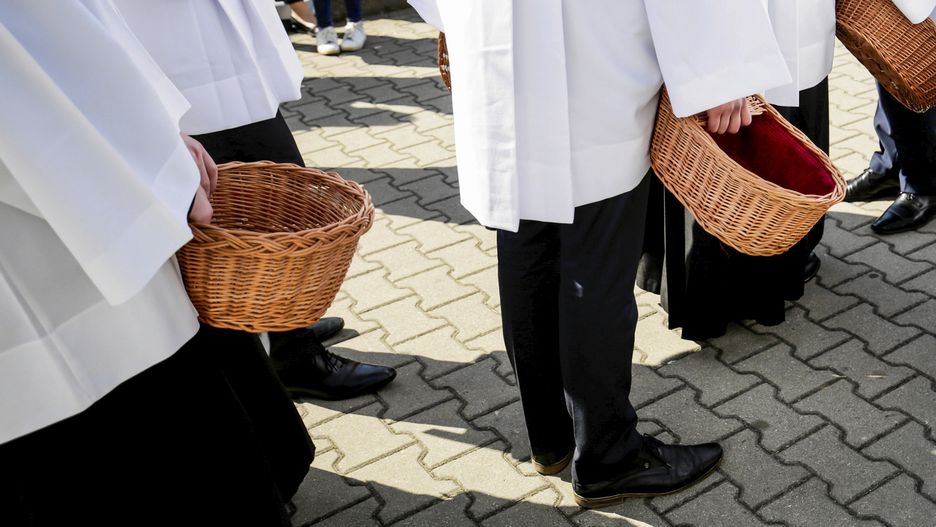 Swieto Milosierdzia Bozego w Lagiewnikach08.04.2018 Krakow , Sanktuarium Bozego Milosierdzia w Lagiewnikach . Swieto Bozego Milosierdzia .
Fot. Jakub Wlodek / Agencja Wyborcza.plfot. Jakub Wlodek / Agencja Wyborcza.plwiara, katolicy, milosierdzia, wierni, kosciol, swieto, koszuk, koszyczek, ofiara, /FR/, taca, na tace, na ofiare, aGx