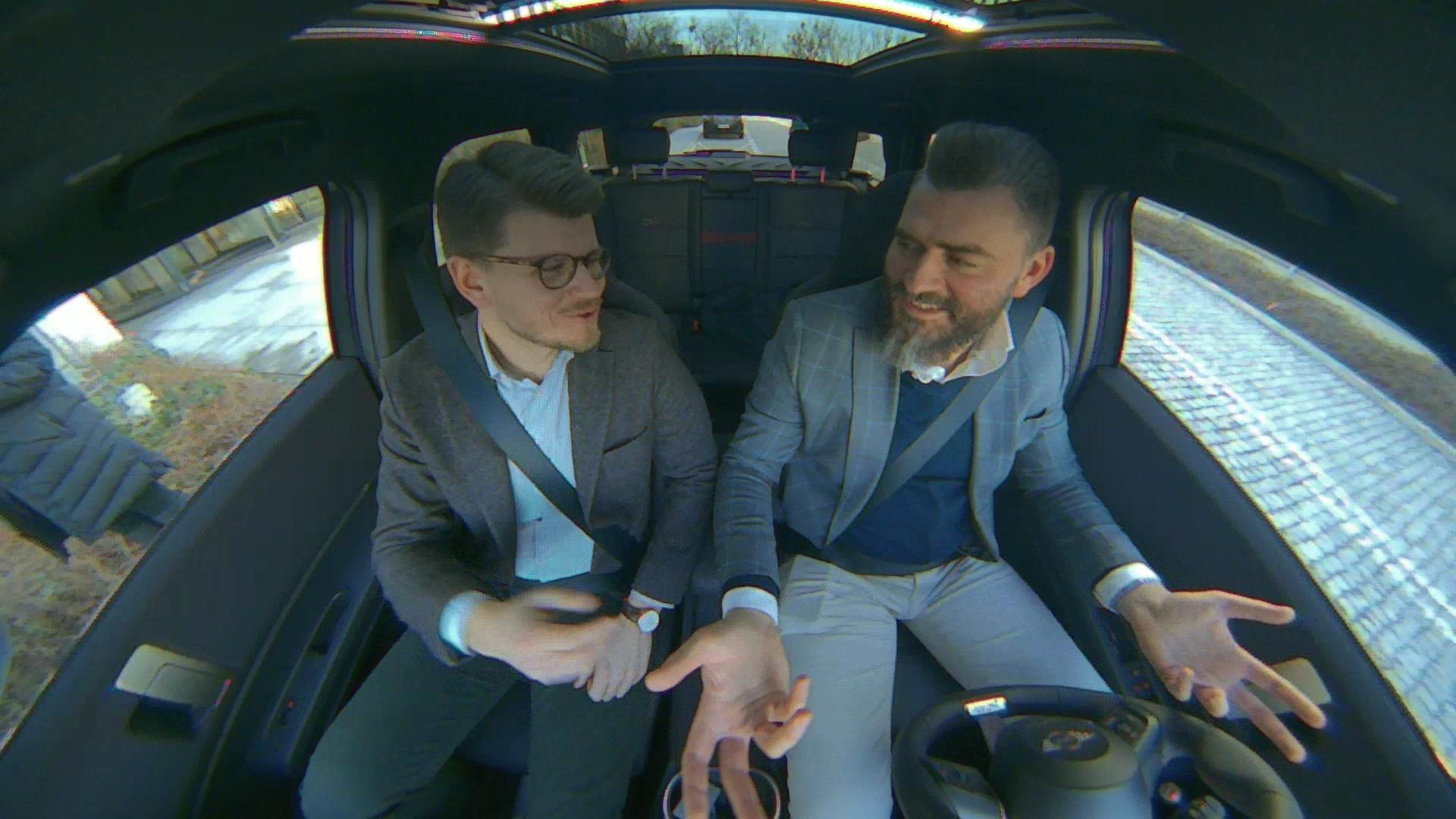 Rafał Znyk, Dyrektor Generalny Mini w Polsce i Błażej Buliński (Autokult.pl) podczas rozmowy – zdjęcie wykonane kamerą w podsufitce nowego Countrymana