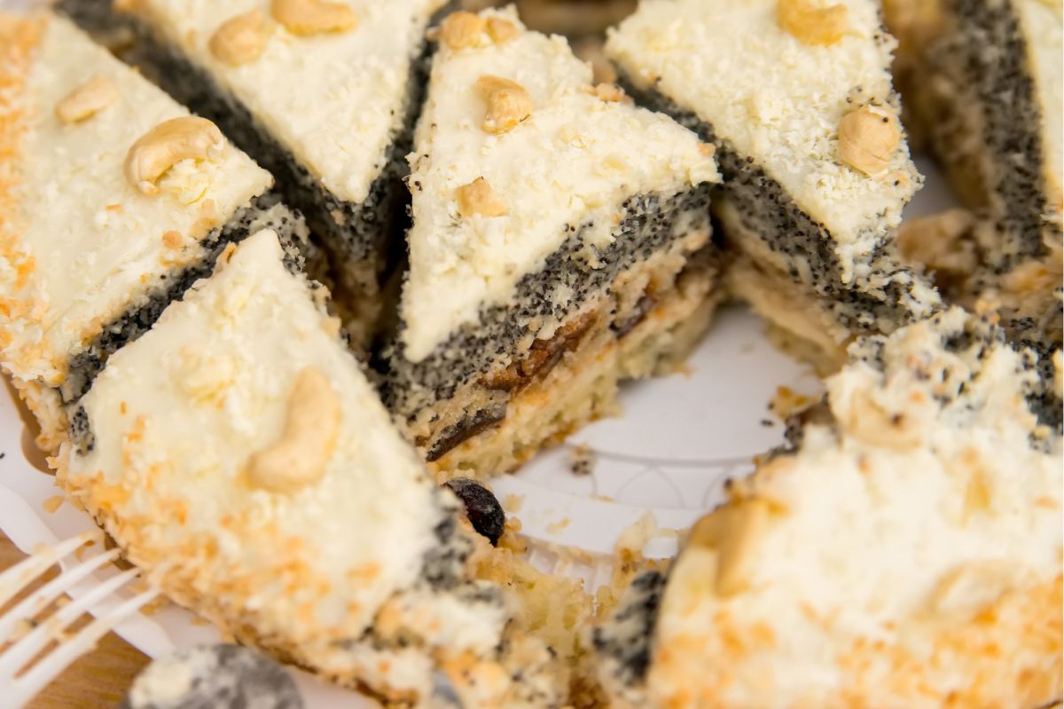 Craving something delightful at your Christmas party? Try this pudding poppy seed cake recipe