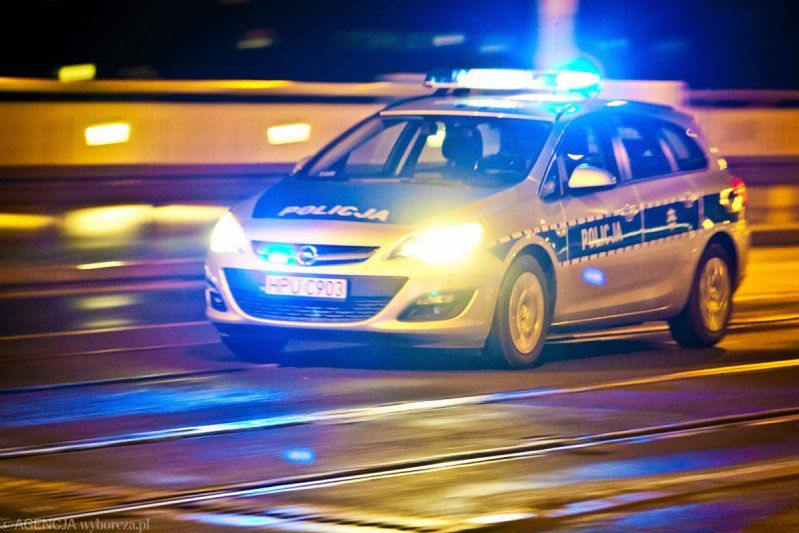 Koniec z "eskortami" ludzi do szpitali? Komenda Główna Policji przyznaje: to nielegalne i niebezpieczne