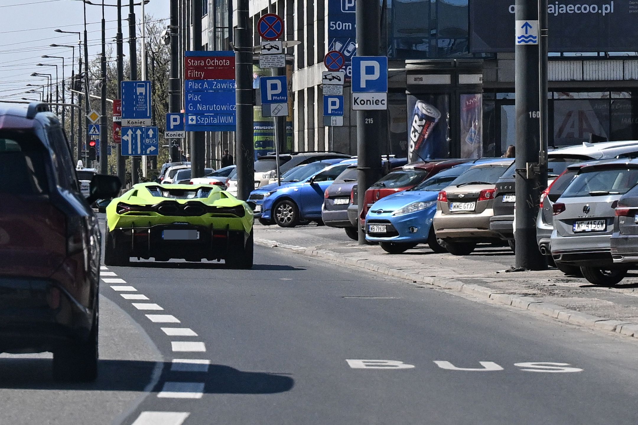 Klaudia Halejcio z partnerem na kawę pędzą buspasem Lamborghini 