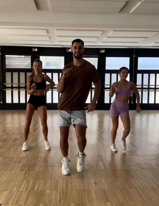 Internautka wytyka Annie Lewandowskiej, że nie potrafi tańczyć: "Pani w różu LEPIEJ". Celebrytka odpowiedziała (WIDEO)