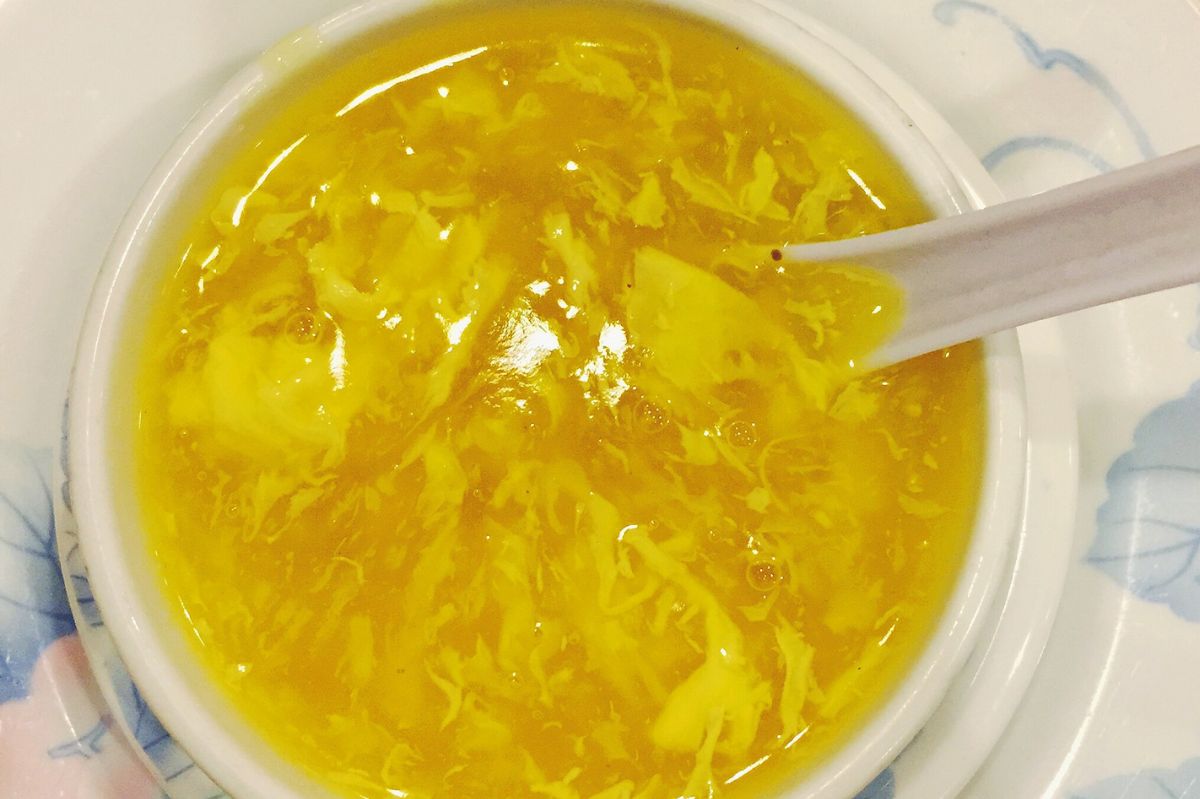 Ma jeszcze lepszy smak niż rosół. Jedna z najzdrowszych zup na świecie