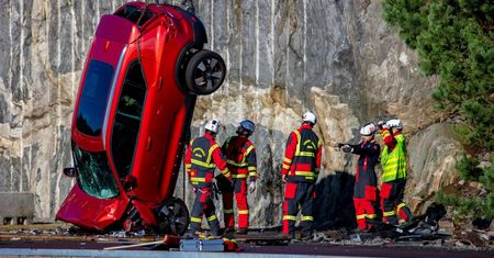 Ekstremalne crash testy Volvo. Z wysokości 30 m zrzucili 10 nowych aut