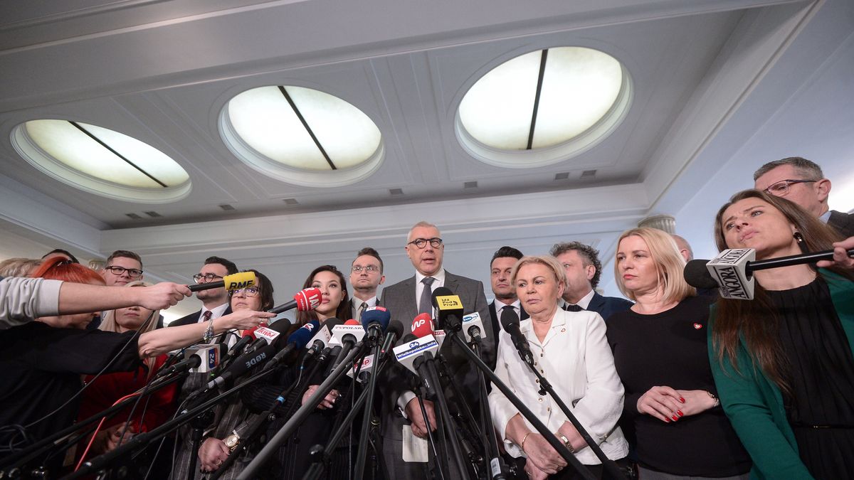 Warszawa, 18.01.2024. Poseł KO Roman Giertych (C) podczas konferencji prasowej KP KO w Sejmie w Warszawie, 18 bm. Temat: Powstanie Zespołu ds. Rozliczeń. (jm) PAP/Marcin Obara