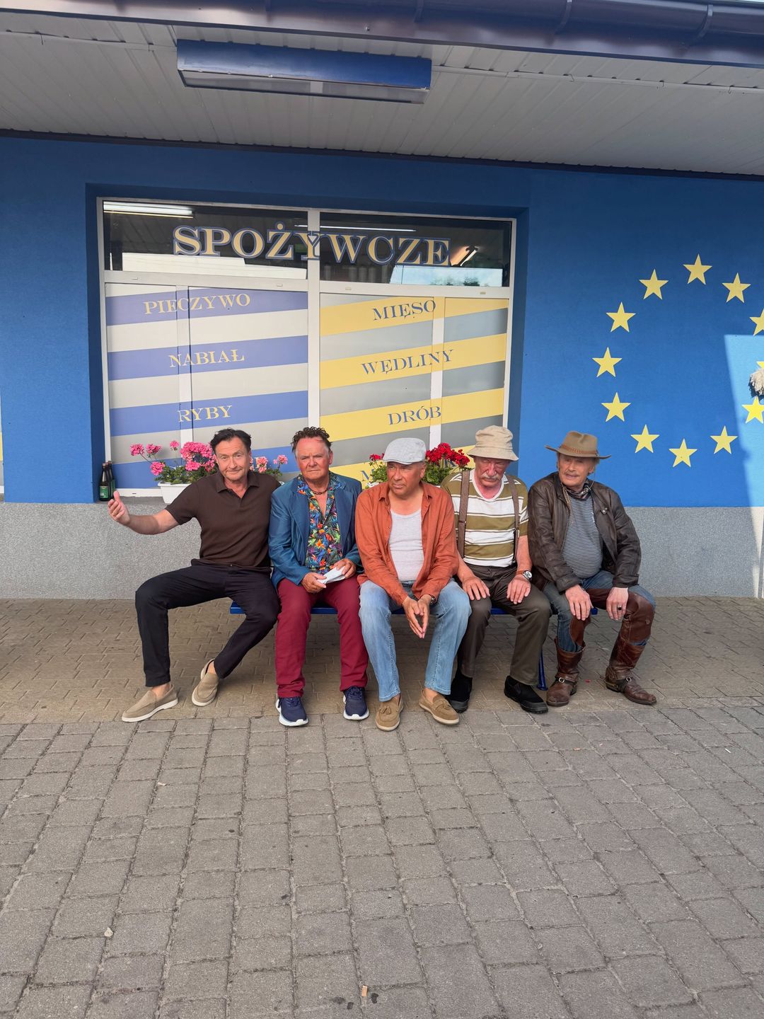 Jacek Kawalec z ekipą z ławeczki