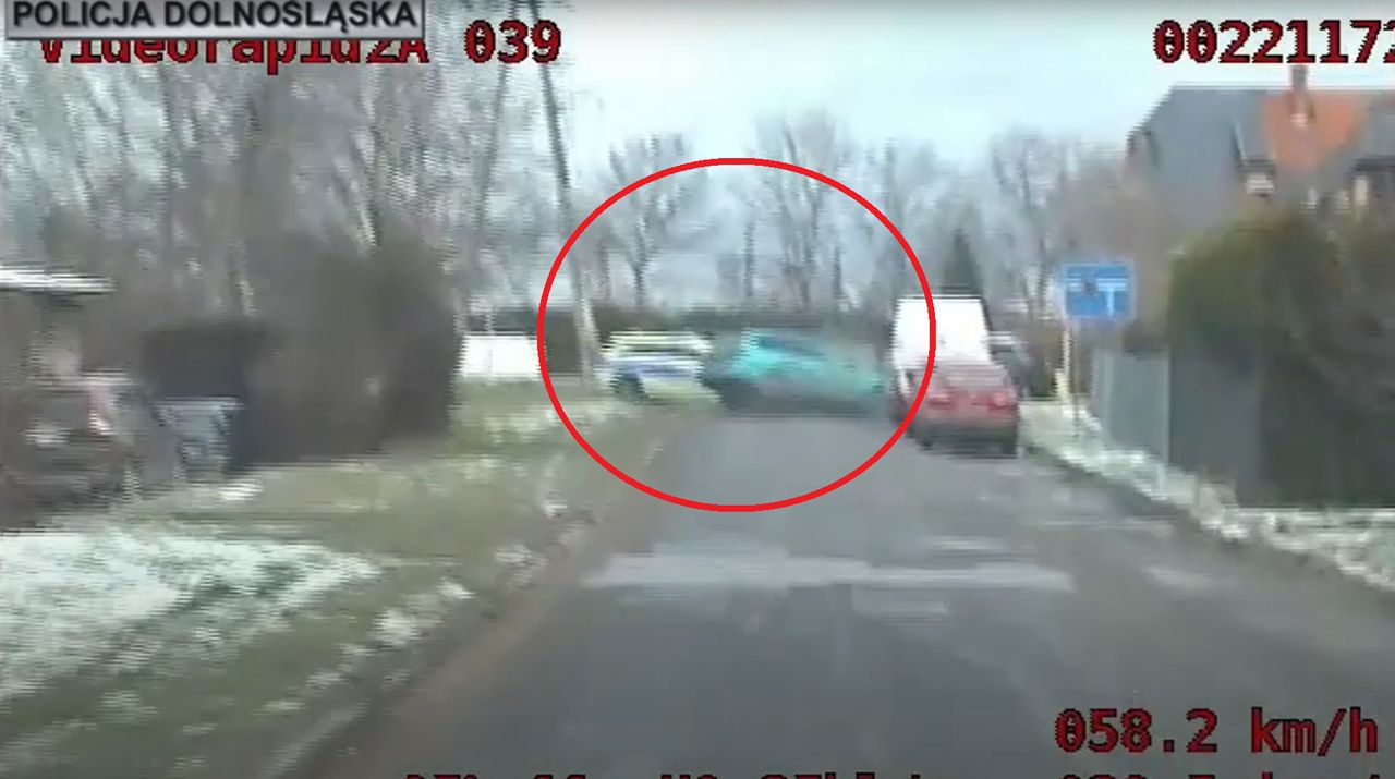 Wjechał czołowo w radiowóz. Kierowca VW nie miał zamiaru się zatrzymać