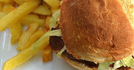 Białe bułki pełnoziarniste do hamburgerów z dodatkiem wapnia
