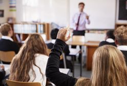 Dress code w szkole. "Rozpraszanie odkrytymi ramionami, spódniczkami lub zbyt przylegającymi koszulkami"