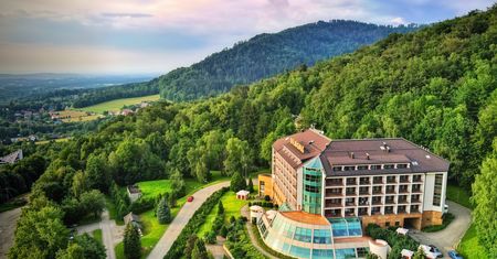 Do tego hotelu w Beskidach chcą pojechać wszyscy. Uzdrowiskowy klimat, dzieci jadą gratis