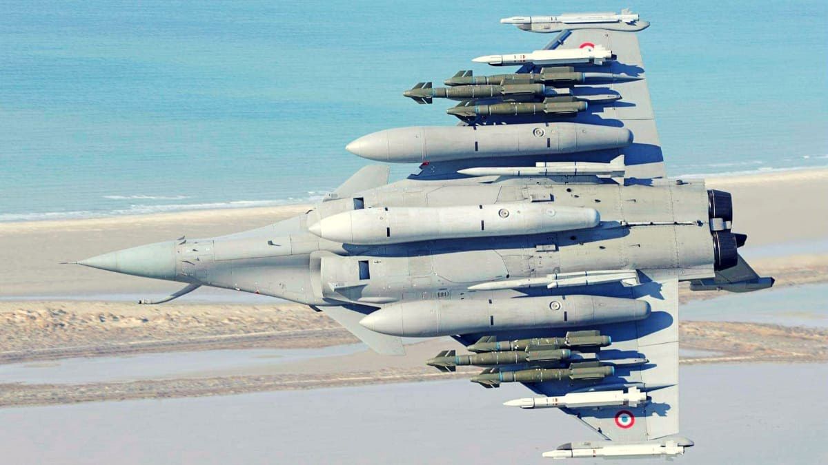 Rafale prezentujący przenoszony zestaw uzbrojenia