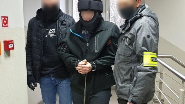 Policjanci z aresztowanym w sprawie zabójstwa 49-letniej nauczycielki w Rudzie Śląskiej (Fot. Śląska Policja)