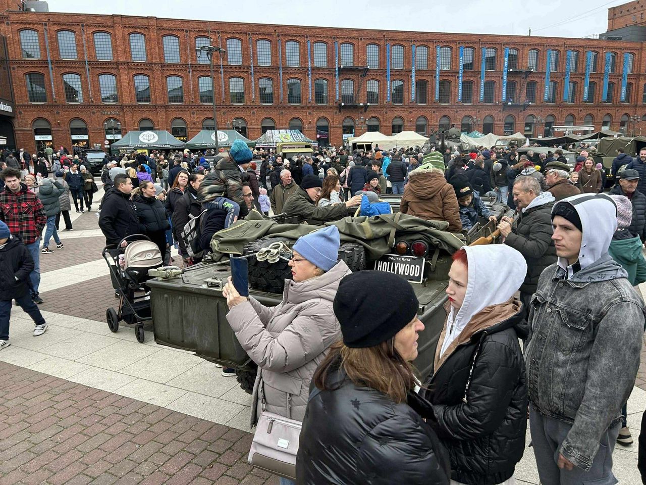 Łódź: Czołgi, rekonstrukcje i orkiestry dęte. Piknik Niepodległościowy znów wypełnił Rynek Włókniarek