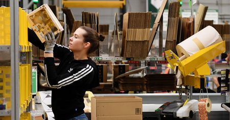Z gastronomii i zza biurka do magazynu Amazona. "Rekrutujemy 2 tys. osób w Polsce"