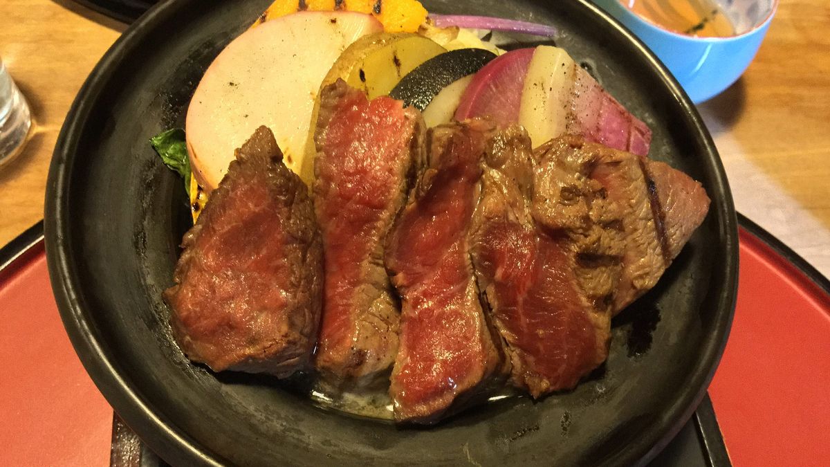 Grillowany mostek wołowy z wewnętrznej części bez kości (mięso i tłuszcz)