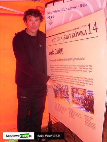 Marcin Prus wskazuje siebie na zdjęciu