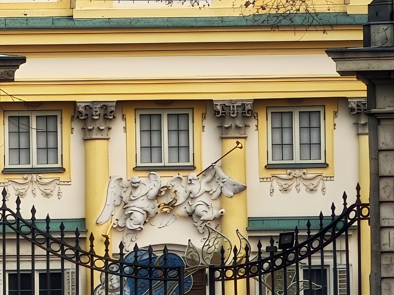 Przykłady tego co AI robi ze zdjęciami na bardzo dużym zoomie. Pierwsze zdjęcie zostało wykradrowane na zoomie odpowiednio x60 i x120. Liczba detali znacząco wzrosła, ale charakter ujęcia zrobił się typowo smartfonowy.