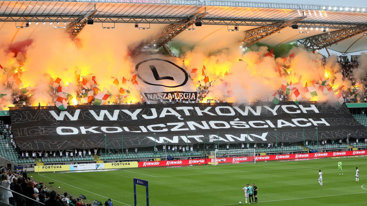 kibice Legii Warszawa podczas meczu grupy mistrzowskiej piłkarskiej Ekstraklasy ze Śląskiem Wrocław