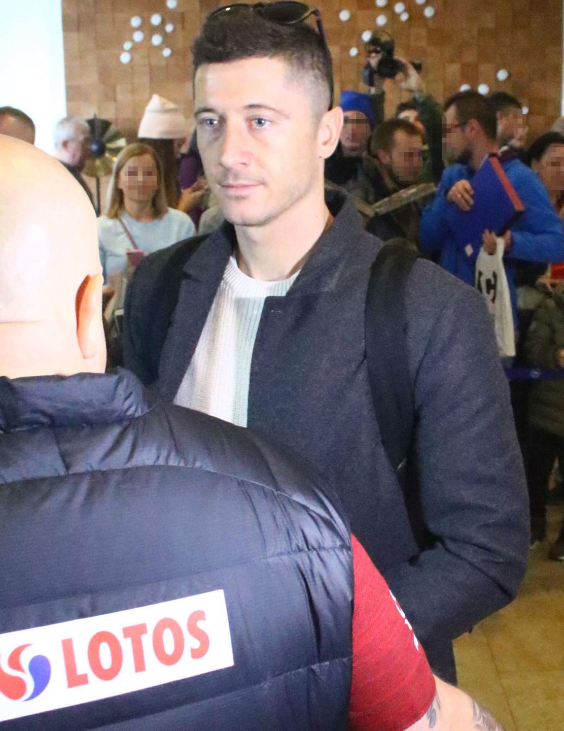 Przystojny Robert Lewandowski był otoczony kibicami i paparazzi
