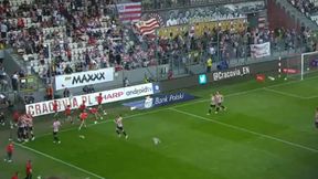 Nie do wiary! Zobacz, czym kibice obrzucili boisko