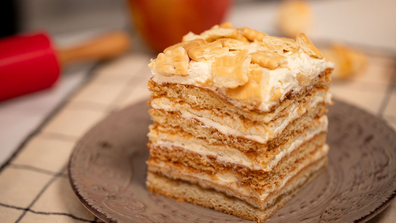 A delightful twist on tradition: The irresistible apple cream cake