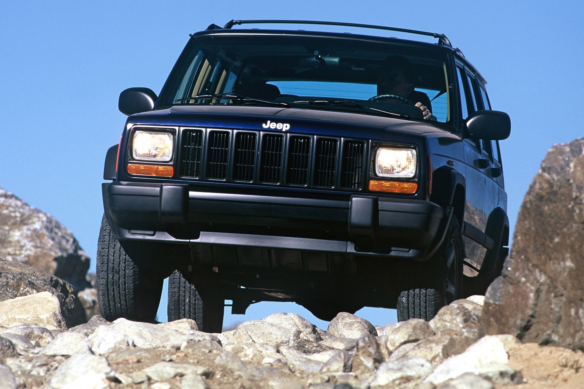 Nowy, gładki i bardziej plastikowy front Jeepa Cherokee XJ zadebiutował w 1997 r. 