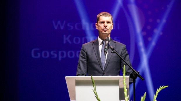 Dariusz Piontkowski nie nosi maseczki. Wiadomo, dlaczego