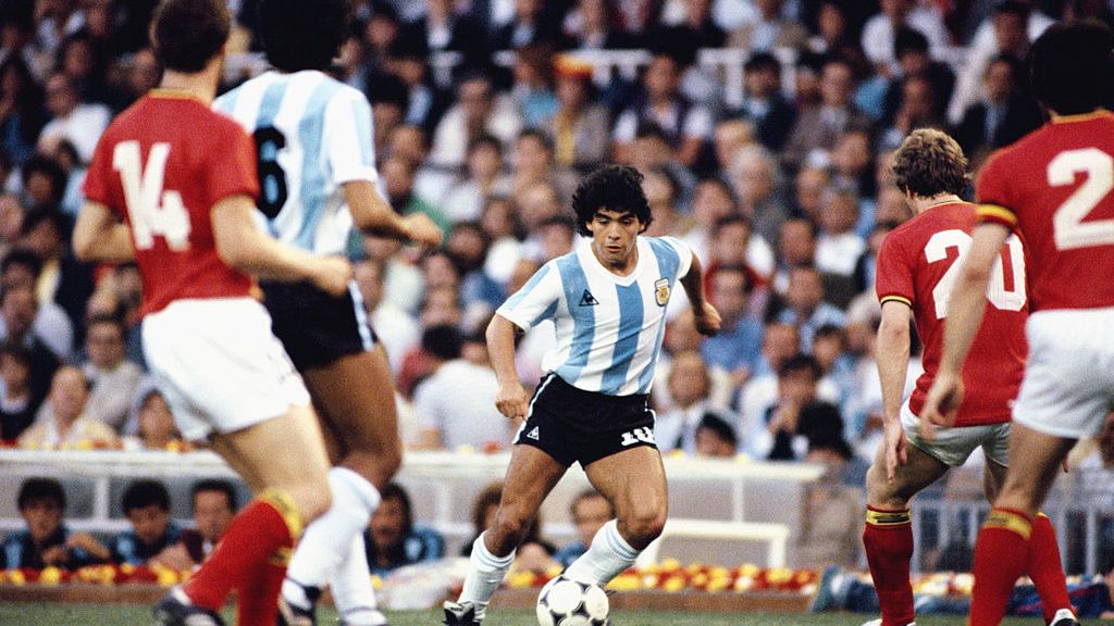 Diego Maradona (z piłką)